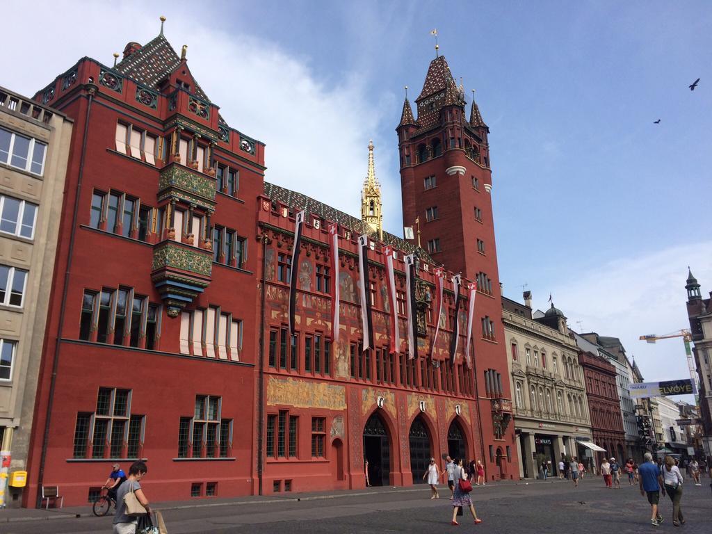 In Swiss Home - Rathaus From 1284 Historical Apartment Basilea Exterior foto